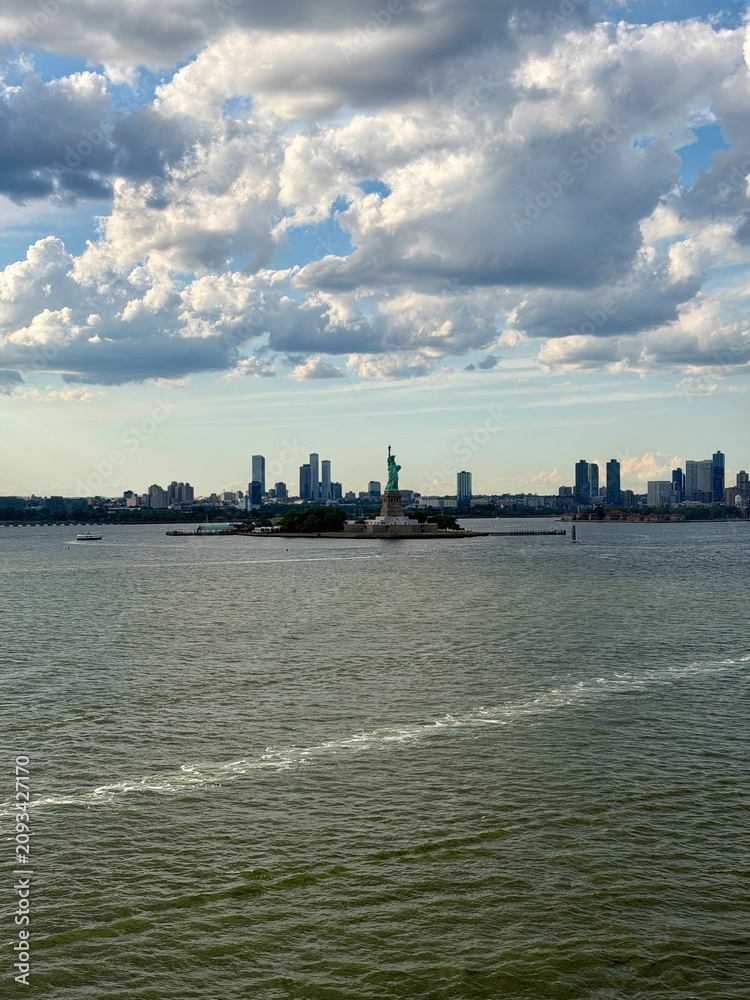 Fototapeta premium The Statue of Liberty and the New York City Skyline
