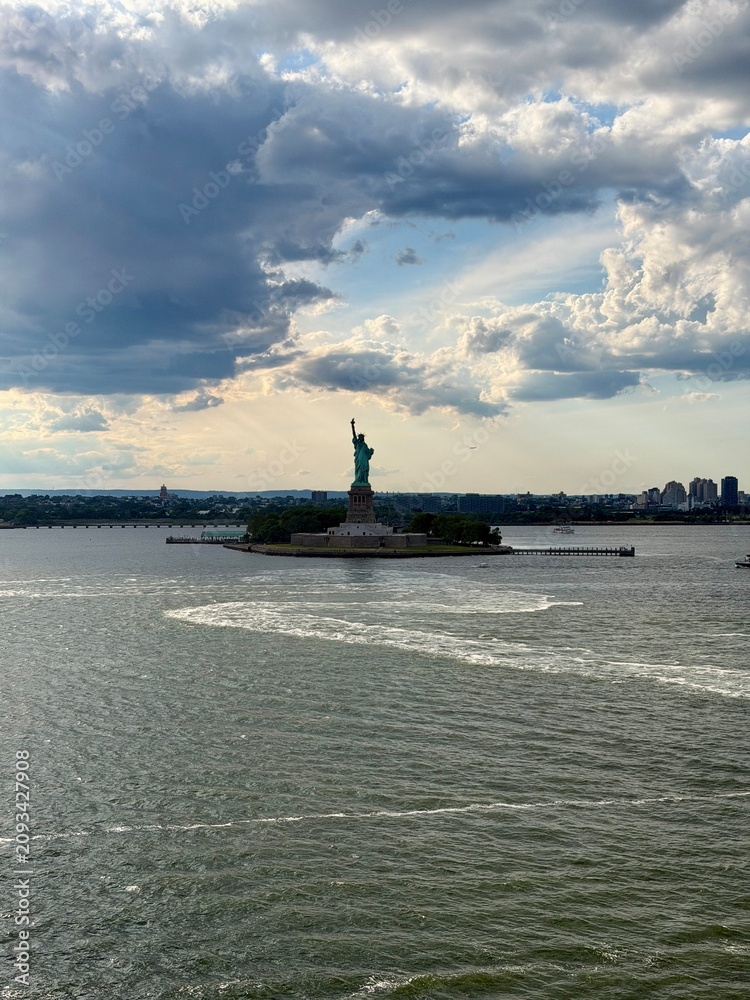 Fototapeta premium The Statue of Liberty and the New York City Skyline