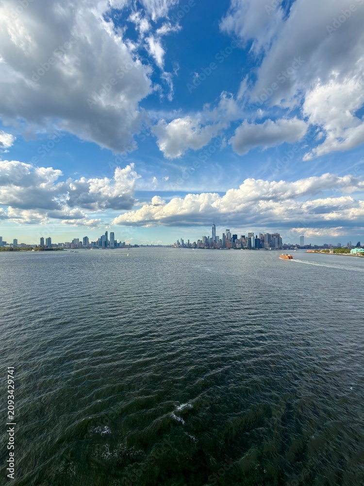 Fototapeta premium The Statue of Liberty and the New York City Skyline