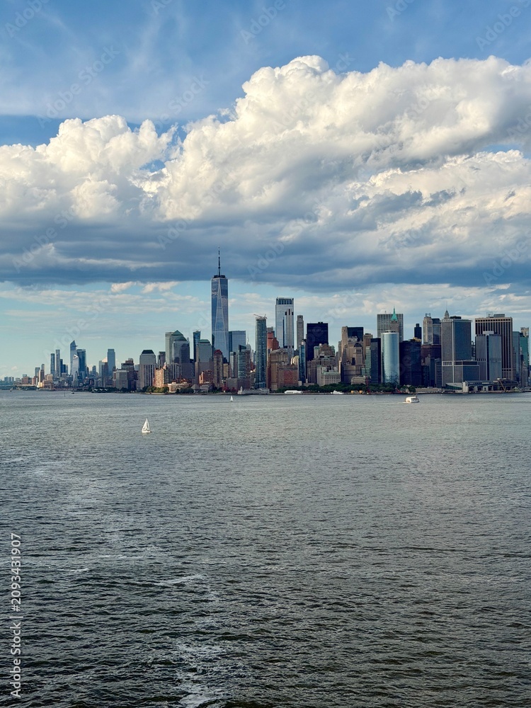 Fototapeta premium The Statue of Liberty and the New York City Skyline