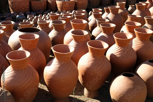 Foto Receptacles and containers made from pottery.