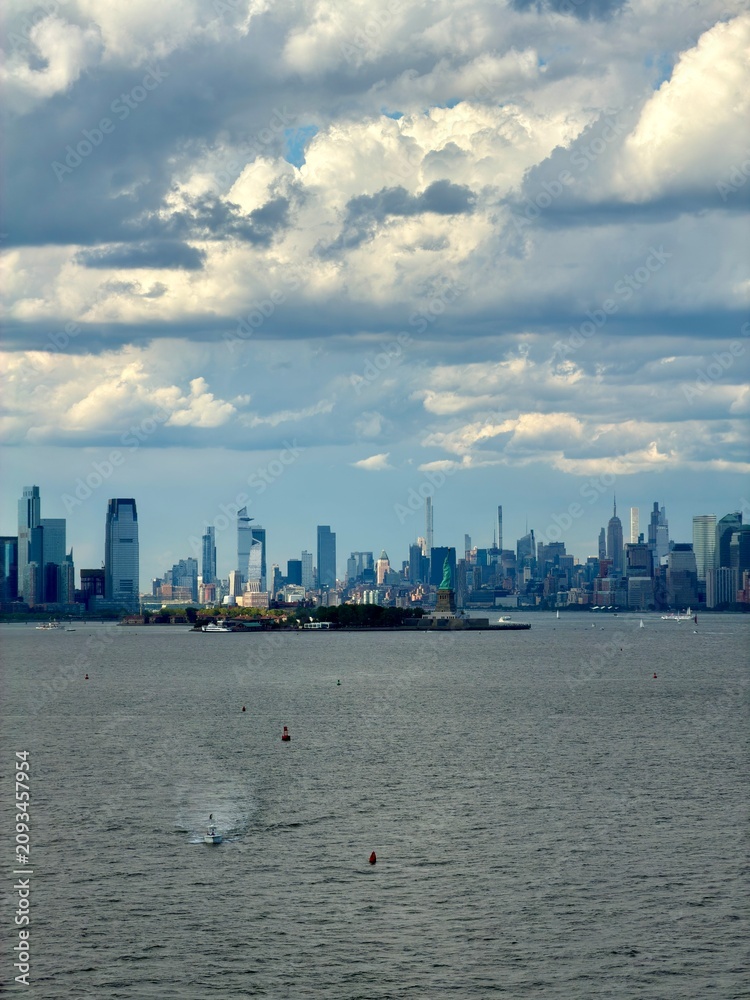 Fototapeta premium The Statue of Liberty and the New York City Skyline