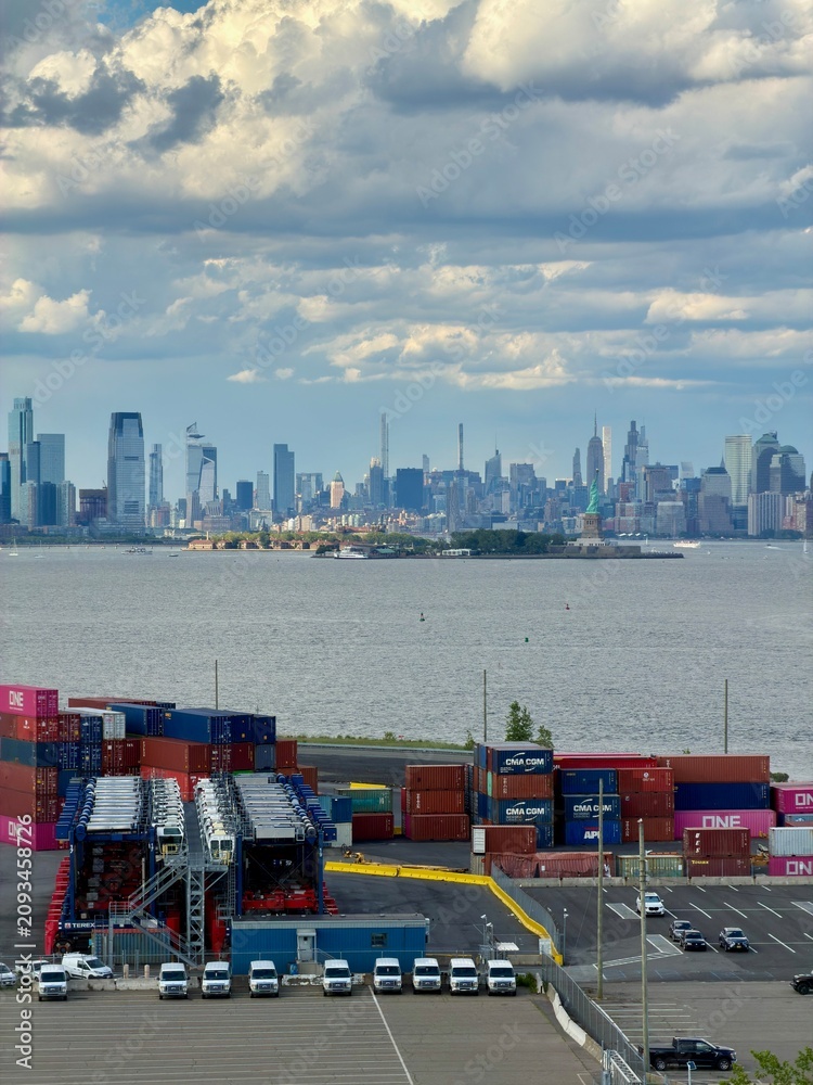 Fototapeta premium The Statue of Liberty and the New York City Skyline