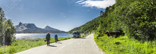 Touristen auf einer Küstenstrasse an einem Fjord in Norwegen bei Narvik