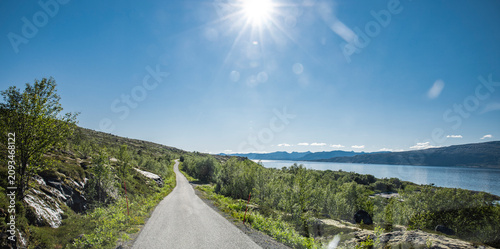 Küstenstrasse am Ofotfjord bei Skarstad in Nordland in Norwegen nähe Narvik