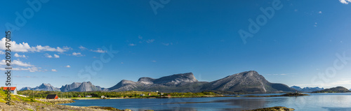Wundervolle Fjordlandschaft am Efjord in Nordland in Norwegen