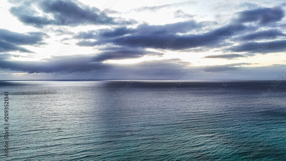 Obraz premium Ocean Horizon With Dramatic Cloudy Sky Background