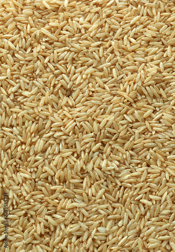 Obraz na płótnie Dry brown rice grains in big pile on table close up