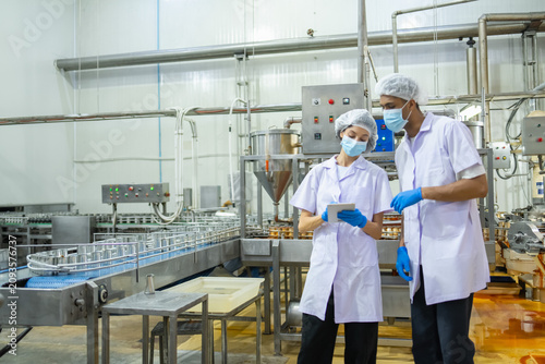 Cuadro en lienzo Two food industry professionals engaging in a conversation about quality assuran