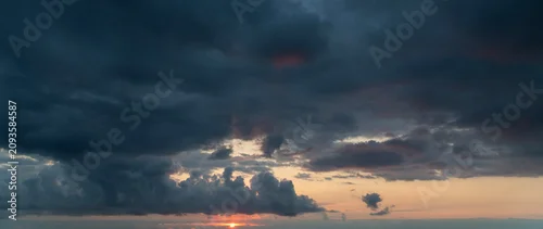 Panel kuchenny z motywem Sunset after rain with thunder clouds. Sky background.