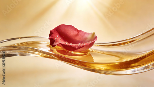 The warm amber essential oil, composed of rose petals, represents the concept of rose essence, softening and softening the skin, and fragrance nourishing the skin.
