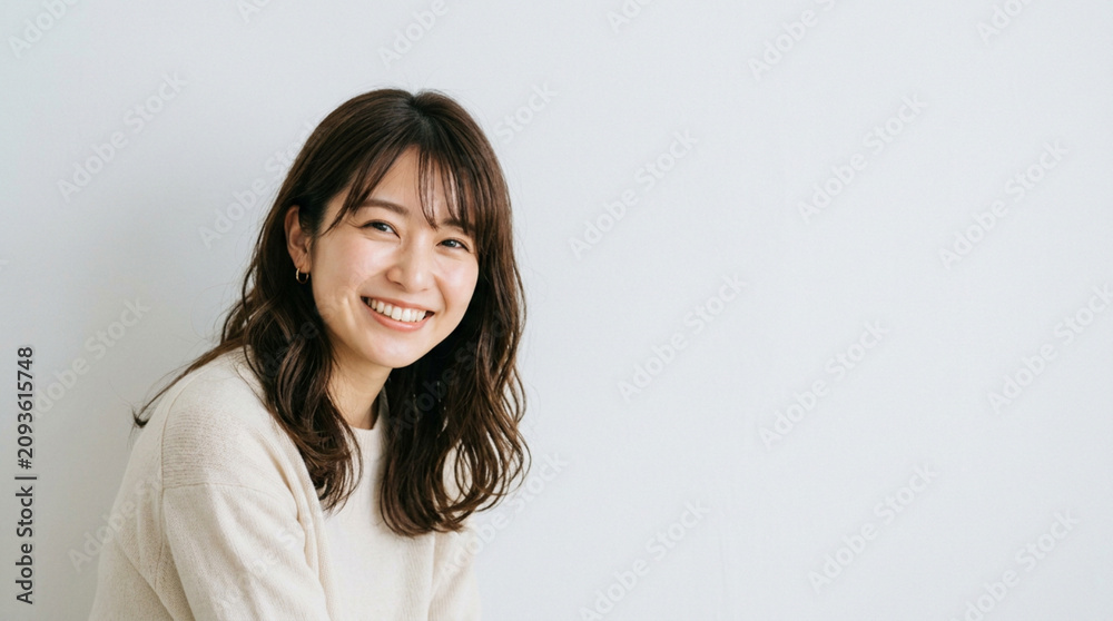 Fototapeta premium カメラ目線で微笑む若くて美しい女性モデルのポートレート