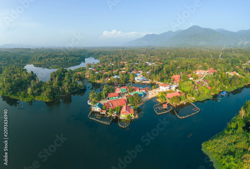 Fotografía Aerial drone view of rural settlements by a lakeside scenery at Tasik Raban or R