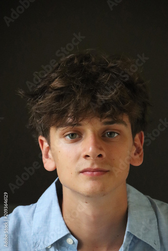 RAGAZZO IN CAMICIA AZZURRA