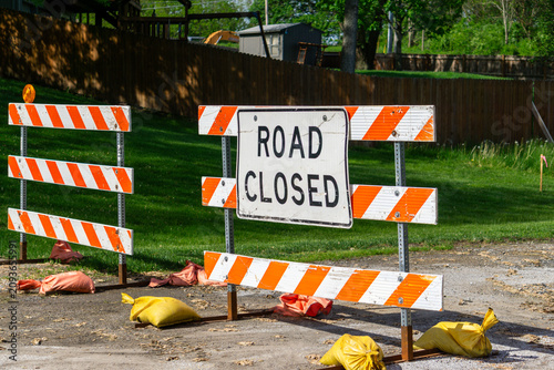 Canvastavla Eye level close up view of a road closed sign on a Type III barricade with yello