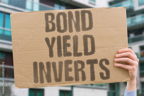 Foto "Bond Yield Inverts" Recession signal flashes in debt market