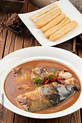фотографія Braised wild bighead carp head with fried dough sticks