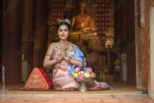 Fotografía Thai woman in traditional Royal Chakraphat dress and golden jewelry sitting and