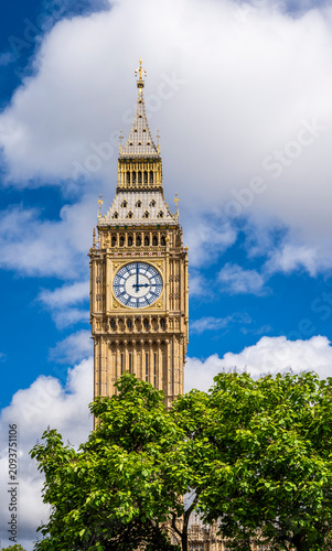 Big Ben (Elizabeth Tower), the iconic neo-Gothic clock tower of the Palace of Westminster, against a clear blue sky, Westminster, London, UK.