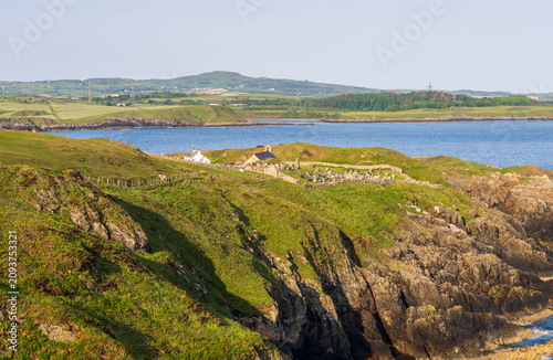 Foto The historic stone church of Eglwys Llanbadrig stands on the green cliffs of Anglesey overlooking the Irish Sea