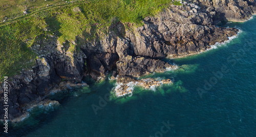 Foto An aerial perspective of the rugged coastline and deep blue sea near Llanbadrig in Anglesey, North Wales