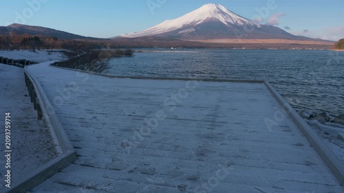 山中湖より望む富士山と霜が降りた木製の遊歩道のリアルタイム映像（フィックス）