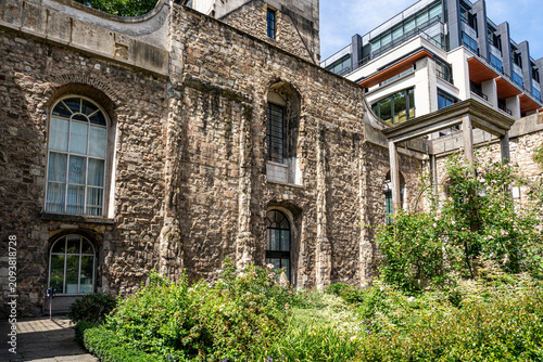 Φωτογραφία Ruins of Christ Church Greyfriars, a Wren church (1704) blitzed in 1940, now a public garden on Newgate Street