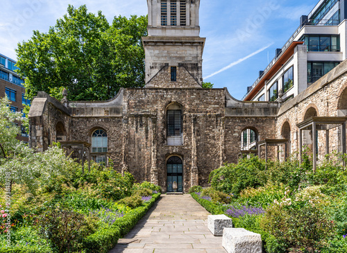 Φωτογραφία Ruins of Christ Church Greyfriars, a Wren church (1704) blitzed in 1940, now a public garden on Newgate Street