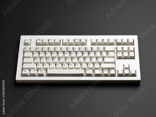 Kompakte mechanische Tastatur mit weißen Tastenkappen auf hellem Hintergrund. Modernes Technologie-Motiv für Gaming, Homeoffice, Programmierung, Produktivität und Computerzubehör.
