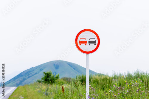 Quadro su tela Road sign prohibiting the overtaking of a car