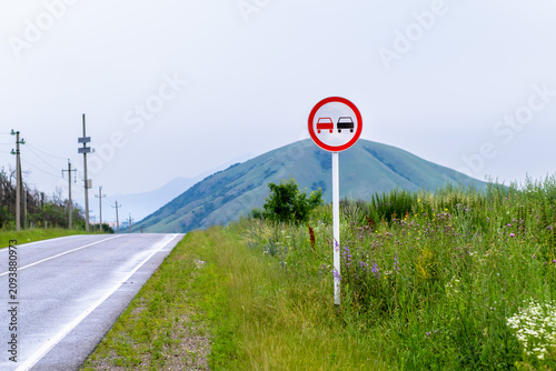 Quadro su tela Road sign prohibiting the overtaking of a car