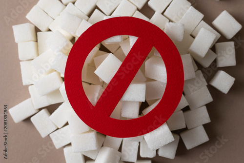 Фотография Sugar and prohibition sign on colored background top view