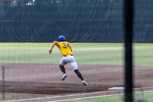 Fotografie Lead off Batter advances to second base on an overthrow into the outfield