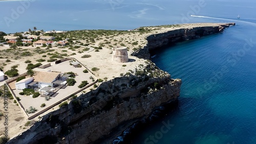 Foto Punta Prima is a rocky cape on the southeastern coast of Formentera, surrounded by transparent waters and natural landscapes that showcase the island’s peaceful Mediterranean character