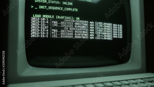 Obraz na płótnie 古いブラウン管モニターにシステムログの文字がチラチラと乱れながら表示されるレトロなコンピューターのデータ破損を描いた近未来的でありながら懐かしいデジタル情景です。