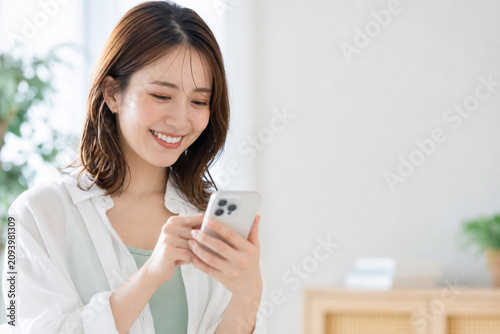 Obraz na płótnie スマホでネットサーフィンを楽しむ女性