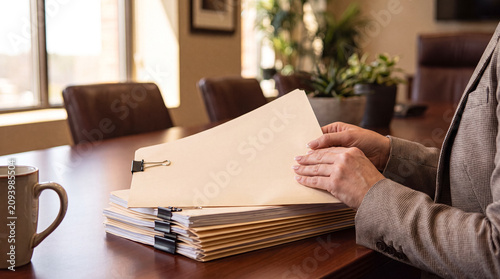 Foto Professional woman organizing files at a conference table