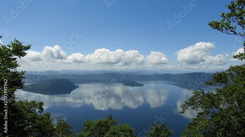 【4K】御鼻部山展望台から望む十和田湖の大パノラマ：水面に美しい雲が映る鏡面世界。青森の神秘的な大自然を捉えた絶景映像素材　[4K] Majestic Lake Towada Mirror Surface Reflecting White Clouds: Panoramic View from Mt. Ohanabe, Aomori Japan 撮影日：20260707-1