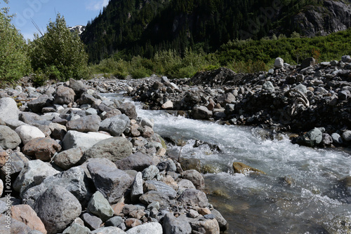 Foto mountain stream in the mountains