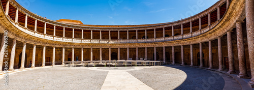 Foto Panoramic view of the interior of the empty, historic, Granada coliseum