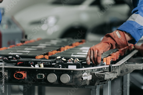 Diagnosing and Disassembling Lithium Ion Car Battery for Electric Vehicle