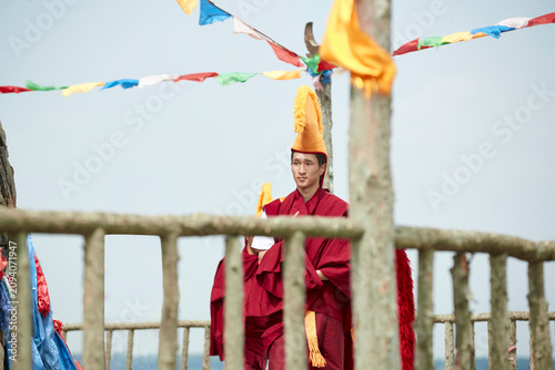 Fotografie Lamas and monks chanting prayers at the Obo (cairn).