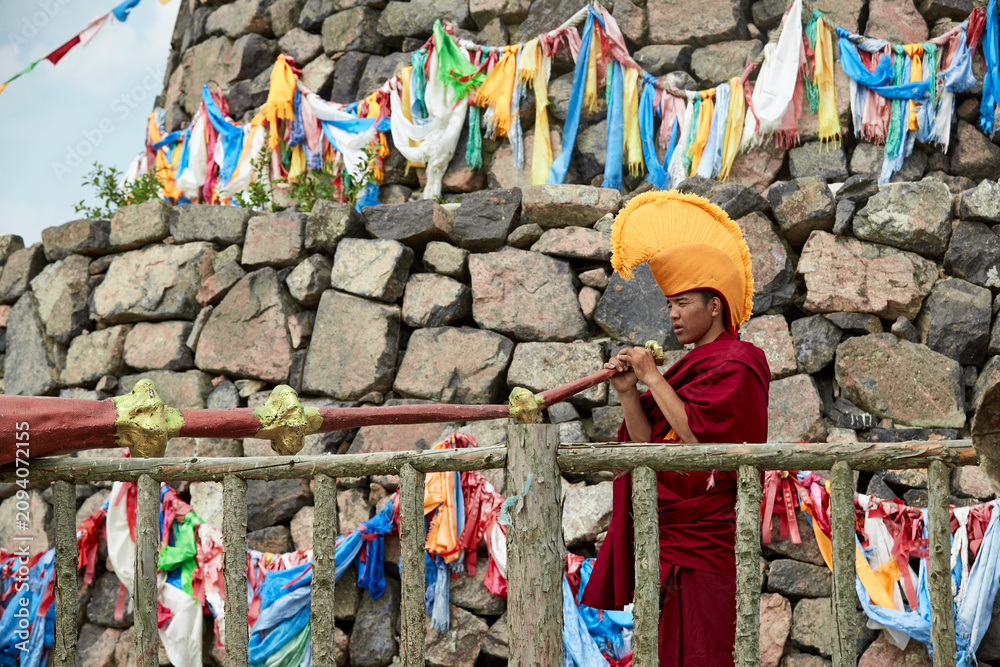 Obraz premium Lama monks blowing bronze horns on the Ovoo