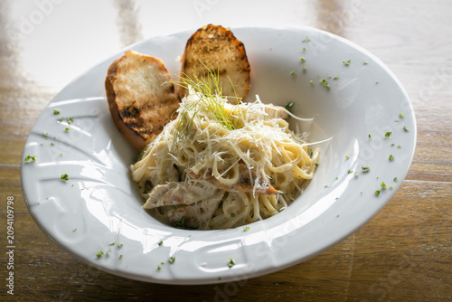 Bilde på lerret High-angle view of a plate of creamy chicken fettuccine alfredo pasta topped wit