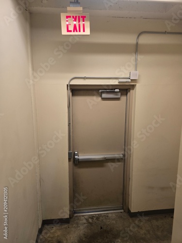 Foto Interior Exit Door at the Rear of a Commercial Building with Clean Hallway, Emer