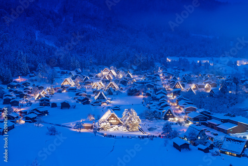 Konstfotografi 岐阜白川郷_雪のライトアップの風景