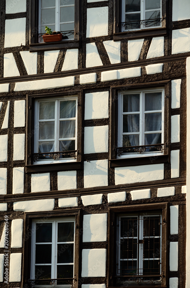 Obraz premium Casa de entramado de madera en el barrio de Petite France, Estrasburgo, Alsacia, Francia
