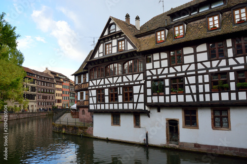 Casa de entramado de madera junto al río Ill en el barrio de Petite France, Estrasburgo, Alsacia, Francia
