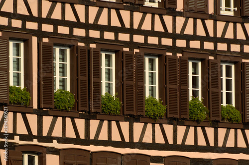 Casa de entramado de madera en el barrio de Petite France, Estrasburgo, Alsacia, Francia