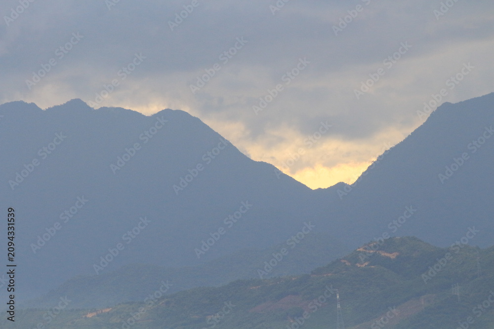 Fototapeta premium Sunset over a mountain on a cloudy days